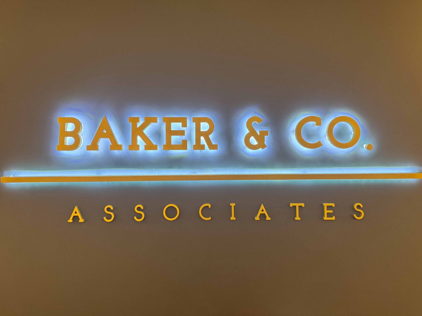 لافتة Baker & Co. Associates في مكتبنا في دبي